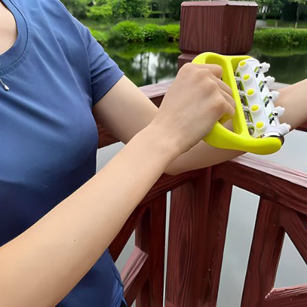 Rouleau de massage myorelease jaune une femme se masse le bras