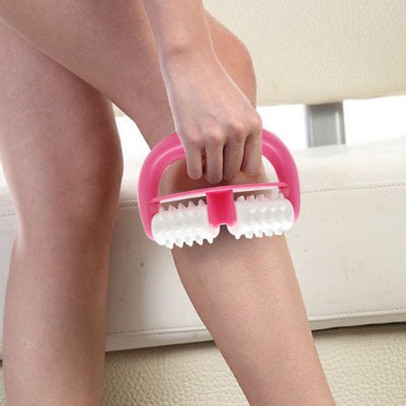 Rouleau de massage une femme se masse le mollet