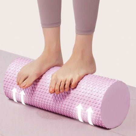 Rouleau de massage femme masse ses pieds