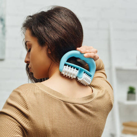 Rouleau de massage une femme se masse la nuque