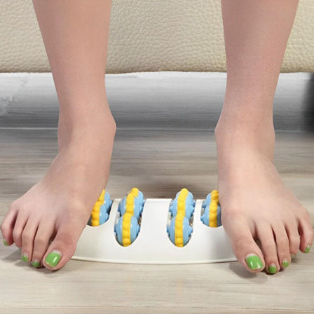 Rouleau de massage des pieds avec une femme qui masse ses pieds