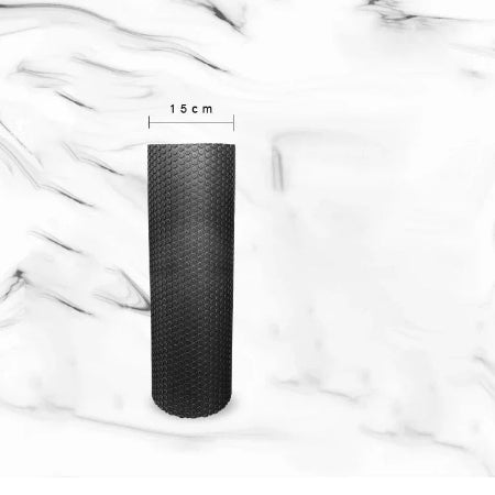 rouleau de massage noir avec un diametre de quinze centimetres