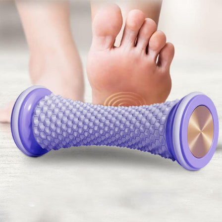 rouleau de massage violet avec une personne qui masse son pied