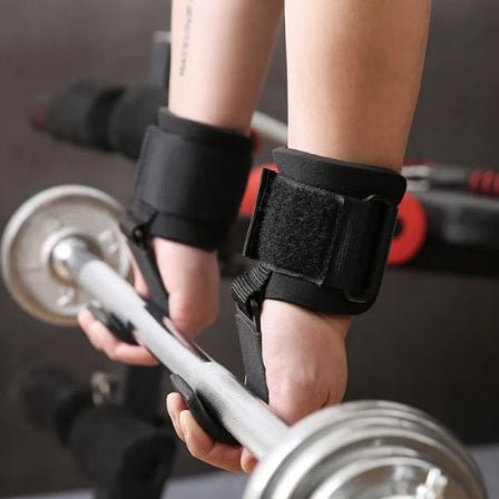 Sangle de tirage sur un athlete qui tient une barre d'entraĂźnement.