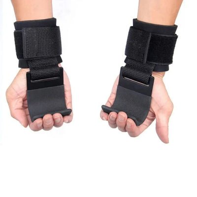 Sangle de tirage noire installée en démonstration sur les mains d'un homme.