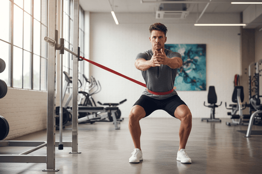 Athlète réalisant un entraînement complet avec élastiques de résistance dans un gym moderne