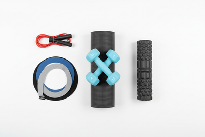 Flat lay équipements home gym fond blanc