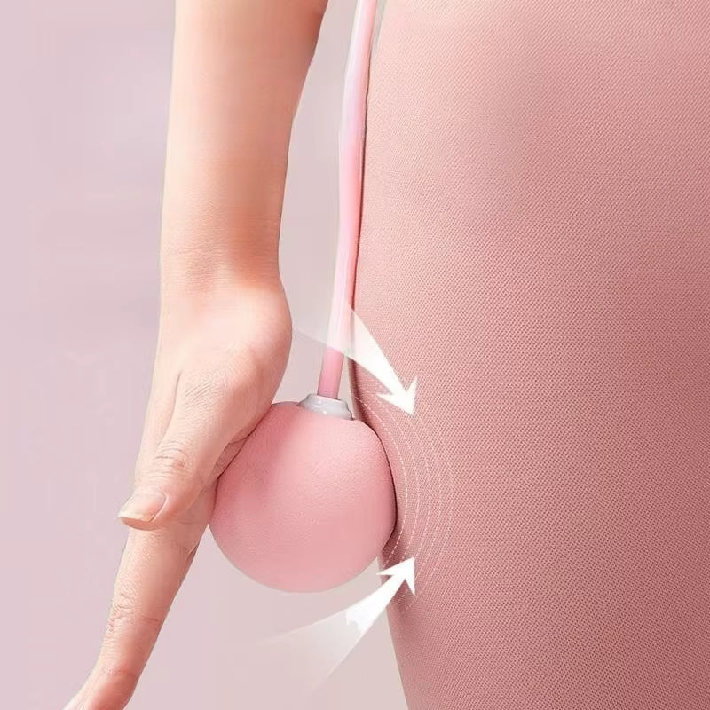 Boule de rotation rose d’une corde à sauter sans fil en mouvement