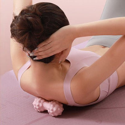 boule de massage avec une femme qui masse son dos