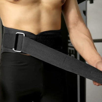 Un homme portant une ceinture de force noire autour de sa taille.