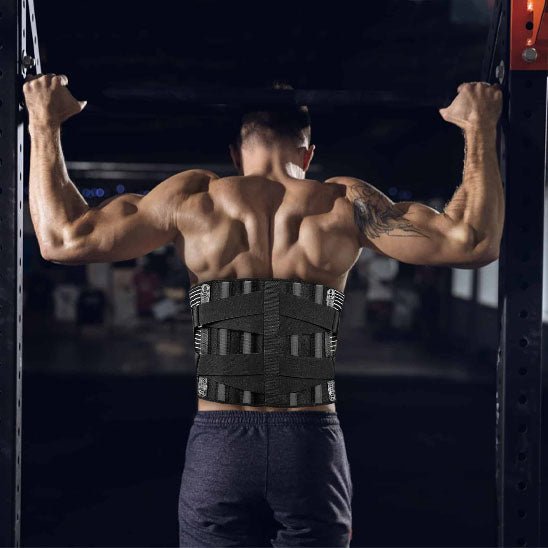 Ceinture lombaire sur un homme musclé, conçue pour soutenir le dos et améliorer la posture.