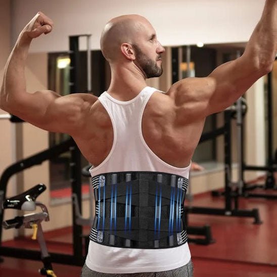 Un homme porte une ceinture lombaire dans une salle de sport.