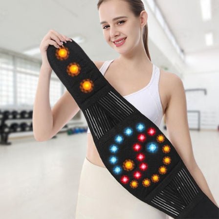Ceinture lombaire chauffante montrant une femme qui montre la ceinture