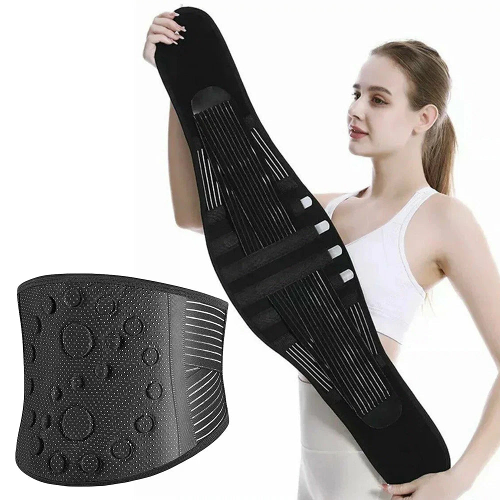 Ceinture lombaire chauffante montrant une femme qui tient la ceinture dans ses mains
