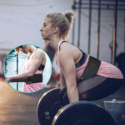Femme qui fait un soulever de terre avec un ceinture de force.