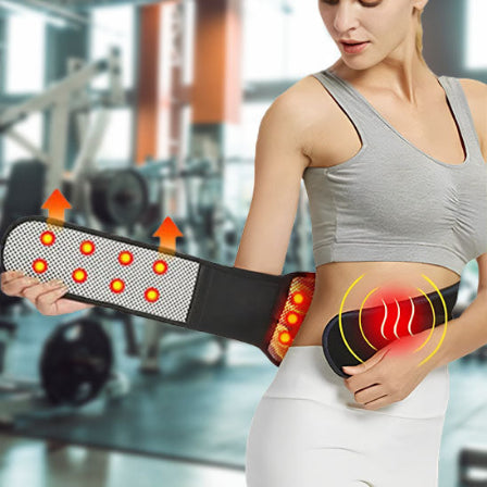 Ceinture lombaire chauffante montrant une femme qui ajuste sa ceinture au gym