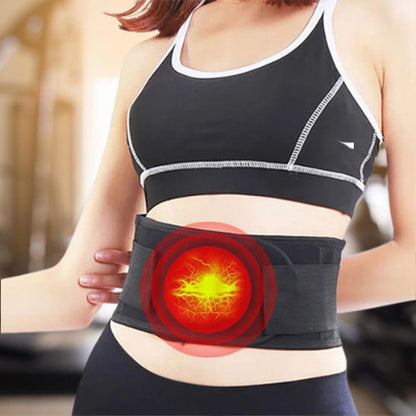 Ceinture lombaire chauffante montrant une femme en vetement noir avec la ceinture
