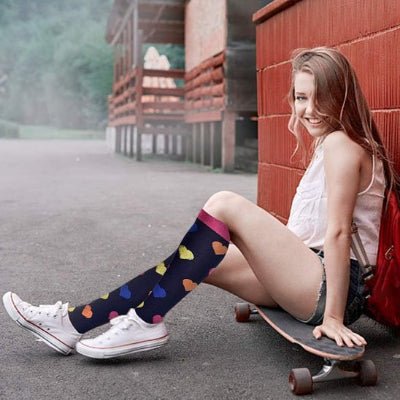 Chaussette de compression femme assise dehors