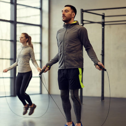Image de couple qui pratique corde a sauter en salle