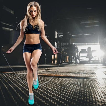Femme fait corde a sauter dans gym