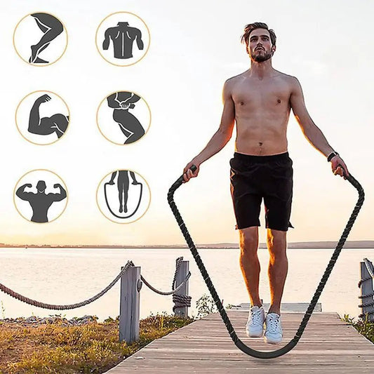 Homme utilisant une corde à sauter lestée haute résistance en extérieur