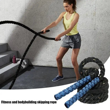 Femme en entraînement avec corde à sauter lestée noire et bleue