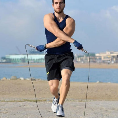 Homme pratique corde a sauter a exterieur