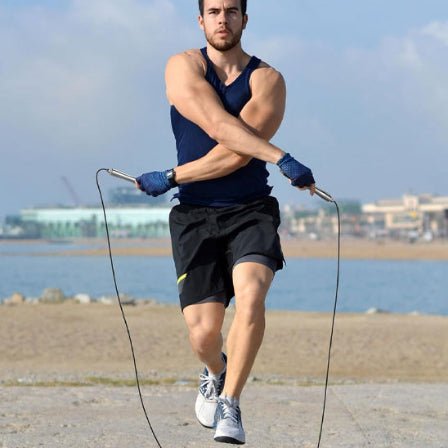 Homme pratique corde a sauter a exterieur