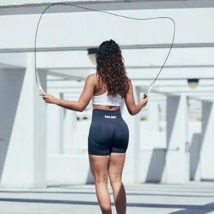 Femme pratique corde a sauter a exterieur