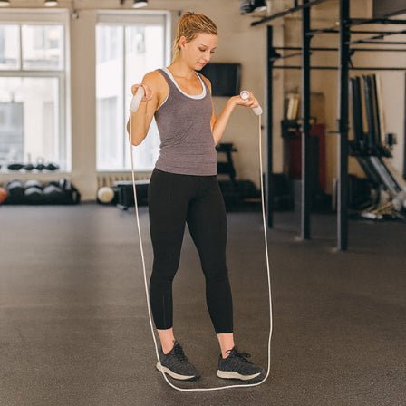 Femme dans salle crossfit corde a sauter