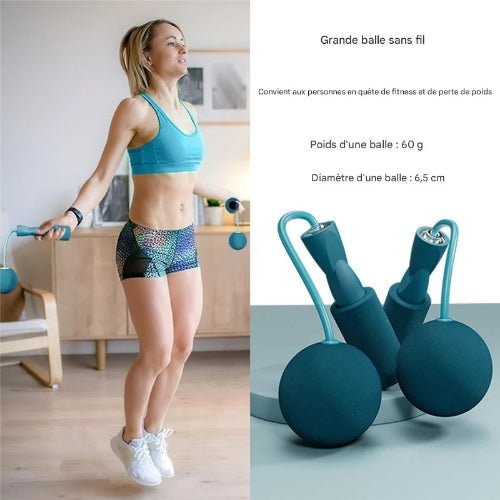 Femme pratique corde a sauter sans fil