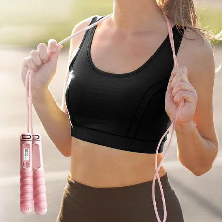 Corde a sauter image montrant le modele rose accrocher dans le cou une femme