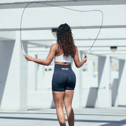 Femme pratique corde a sauter a exterieur