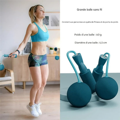 Femme pratique corde a sauter sans fil