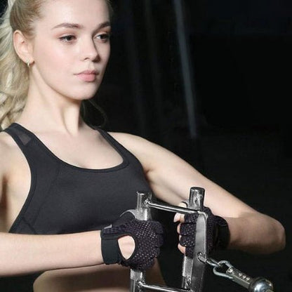 Gant pour musculation femme fait un exercice de dos