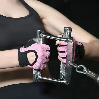 Gant de musculation une femme au gym avec des gants rose et noir