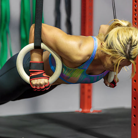 Gant musculation femme sur anneaux de gymnastique
