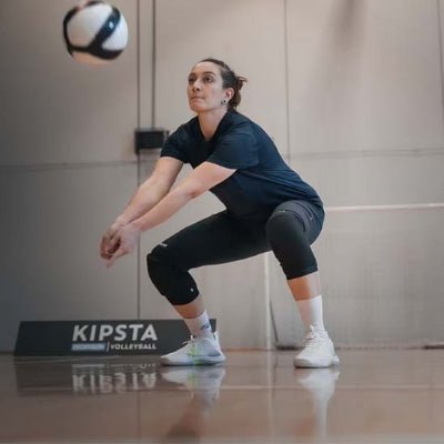 Genouillere sport noir femme volleyball interieur