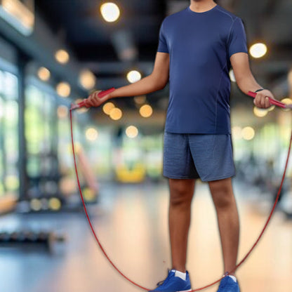 Homme fait corde a sauter dans gym