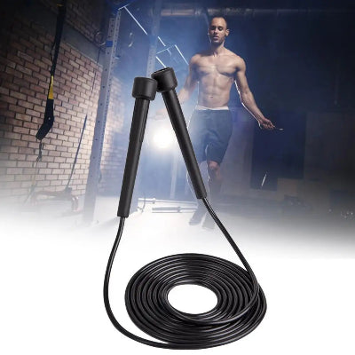 Homme fait corde a sauter dans salle crossfit