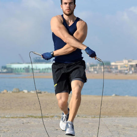Homme pratique corde a sauter a exterieur
