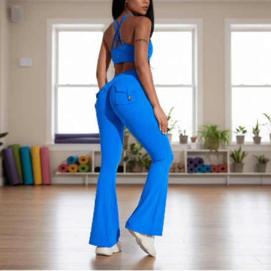 Bleu legging sport femme debout salle yoga