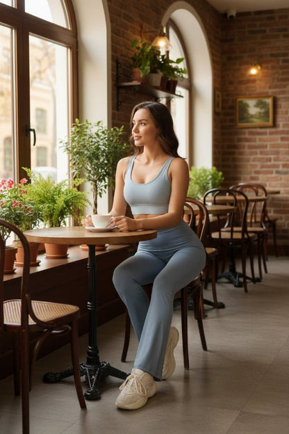 Gris legging sport femme assise restaurant