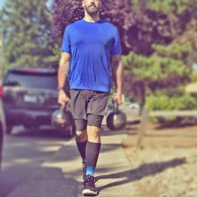 Manchon de compression mollet homme marche avec kettlebell