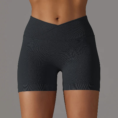 Noir short de sport femme debout face