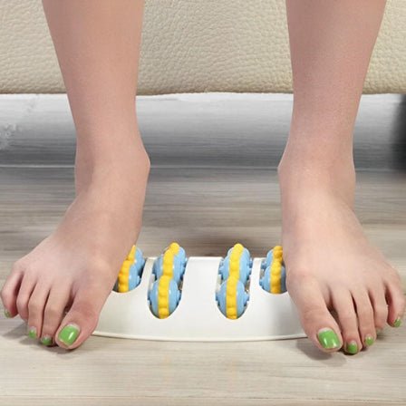Rouleau de massage des pieds avec une femme qui masse ses pieds