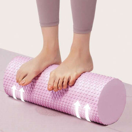Rouleau de massage femme masse ses pieds
