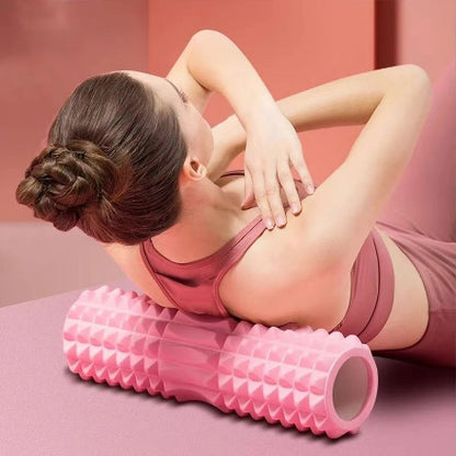 rouleau de massage une femme qui fait un massage de son dos