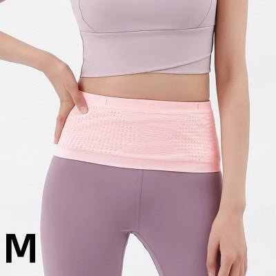 Femme porte sac banane rose medium