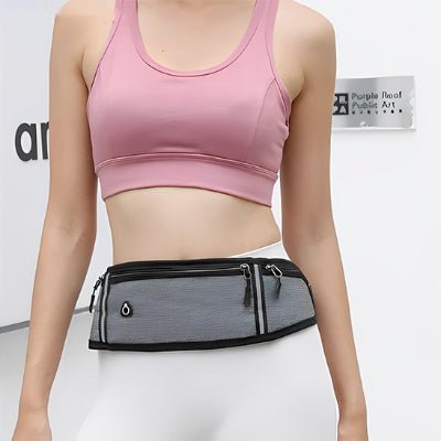 Sac banane gris femme debout